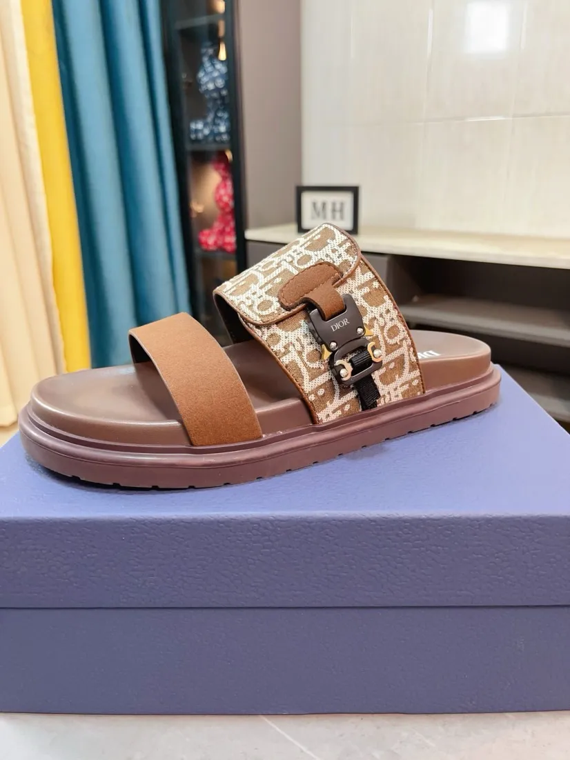Men's Men's Shoes 💰320🌸🌸Dior Aqua Men's Sandals Slippers. Showcasing Dior haute couture design. The Dior gray suede strap is accented with an aluminum Dior buckle for added style. Paired with a comfortable tonal notch sole, they pair easily with shorts or jeans for a sophisticated look. Main body: suede cow leather, technical fabric lining: cow leather, with adjustable straps, aluminum Dior buckle, Dior gray EVA insole, tonal notch rubber outsole splicing structure👌👌size: 38-44 (45.46 customized)